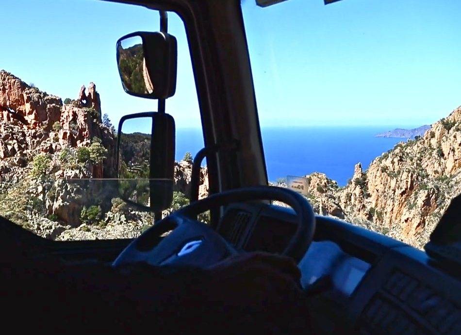 Vue depuis la cabine d’un camion La Casincaise sur la route des calanques de Piana